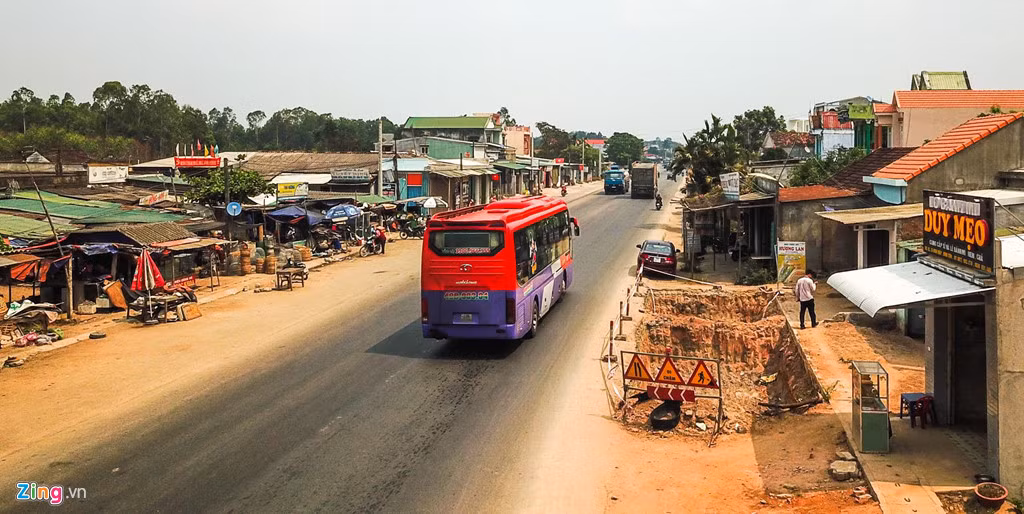 Theo người dân địa phương, việc thi công chắp vá, chậm tiến độ, kéo dài thời gian thi công để lại nhiều hố sâu ven quốc lộ 1 gây ảnh hưởng lớn đến cuộc sống người dân. Dự án có chiều dài 18 km với tổng mức đầu tư hơn 761 tỷ đồng, do Sở Giao thông Vận tải Quảng Ngãi làm chủ đầu tư.