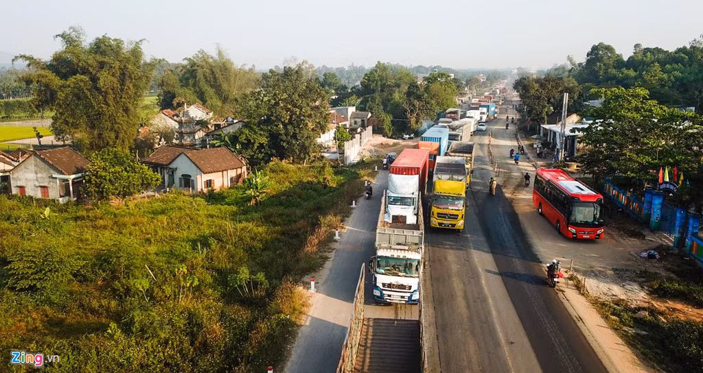 Vụ tai nạn liên hoàn xảy ra ngày 3/3 khiến giao thông trên quốc lộ 1 đoạn qua xã Bình Hiệp, huyện Bình Sơn (Quảng Ngãi) tắc nghẽn hơn 3 km. Ông Hà Hoàng Việt Phương, Giám đốc Sở Giao thông Vận tải Quảng Ngãi, thừa nhận dự án vừa thi công vừa khai thác ít nhiều ảnh hưởng việc tham gia giao thông của người dân. Sở khuyến cáo người dân khi qua đoạn đường đang thi công chú ý quan sát biển báo, đèn hiệu, chỉ dẫn... và hạn chế tốc độ.