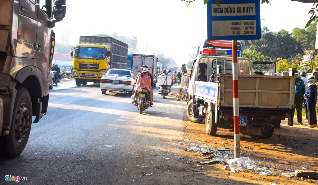 Kính ôtô vỡ trong một vụ tai nạn giao thông trên quốc lộ 1 huyện Bình Sơn. Theo bà Đàm, do đường chưa làm xong, mặt đường hẹp nên xe máy dễ bị ôtô, xe tải ép sát vào trong dễ lọt xuống hố.