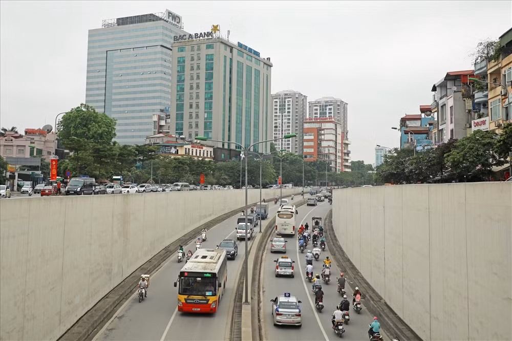  Hầm Kim Liên là hầm chui cơ giới đầu tiên tại Hà Nội, mỗi ngày có một lượng lớn phương tiện di chuyển qua đây.