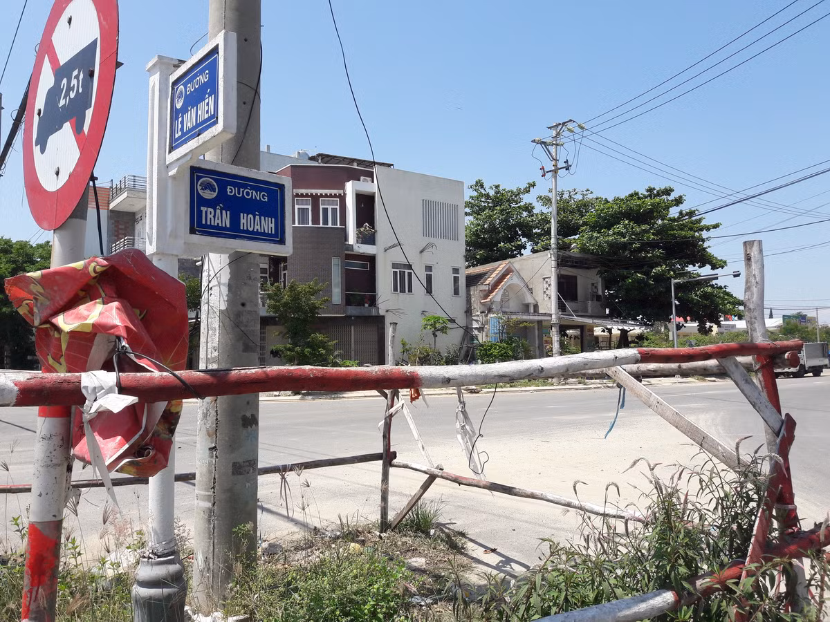 Tìm hiểu của chúng tôi, dự án mở rộng đường Trần Hoành dài khoảng 1 km được UBND TP Đà Nẵng quy hoạch từ năm 2010, bàn giao cho công ty CP Đầu tư xây dựng và phát triển hạ tầng Nam Việt Á (gọi tắt là công ty Nam Việt Á) làm chủ đầu tư thi công. Tuy nhiên, từ đó đến nay đã 9 năm, con đường vỏn vẹn khoảng 1 km làm mãi không xong khiến người dân sống khốn khổ.