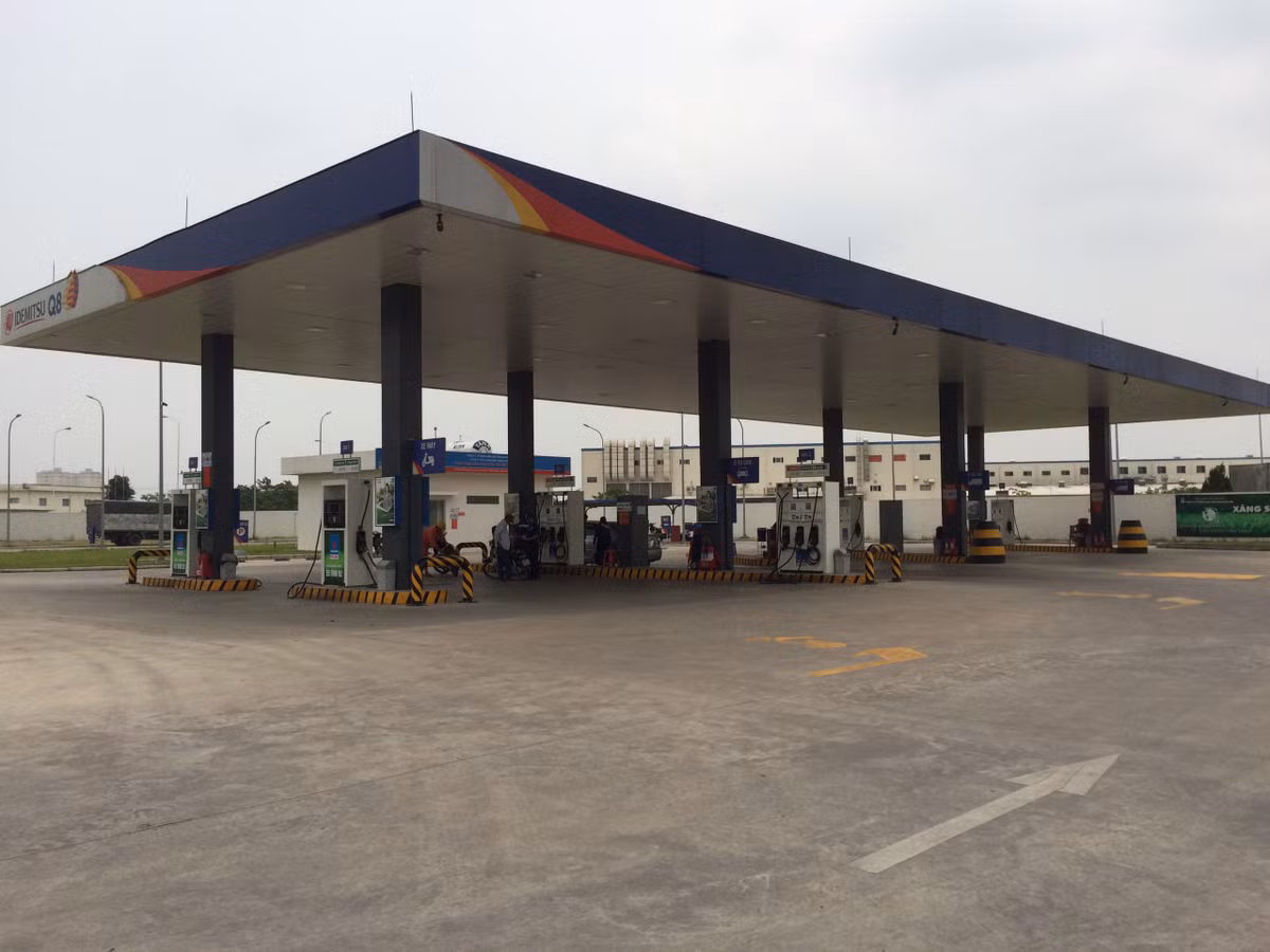 Trước đây khi cây xăng mới đi vào hoạt động có nhiều ý kiến tỏ ra hoài nghi, và cho rằng có thái độ phục vụ tốt đối với khách hàng là do Idemitsu Q8 đang ở giai đoạn đầu vận hành, lượng khách hàng vẫn còn thưa thớt nên nhân viên mới có thái độ tốt như vậy. Khi lượng khách hàng đông lên và hệ thống mở rộng, chưa chắc Idemitsu Q8 có thể đảm bảo được chất lượng dịch vụ của mình. Nhưng đến nay Idemitsu Q8 vẫn giữ được thái độ thân thiện của nhân viên đối với khách hàng và nhận được nhiều phản hổi tích cực. 