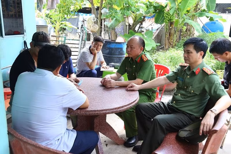 Đến sáng ngày 16/5, Đại tá Trịnh Ngọc Quyên - Giám đốc CA tỉnh Bình Dương và Đại tá Trần Văn Chính - Phó Giám đốc CA tỉnh Bình Dương cũng đã có mặt tại hiện trường để trực tiếp chỉ đạo.