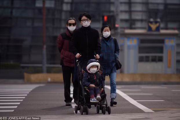 Cả gia đình đeo khẩu trang ra đường do ô nhiễm không khí nghiêm trọng ở Seoul, 5/3/2019 