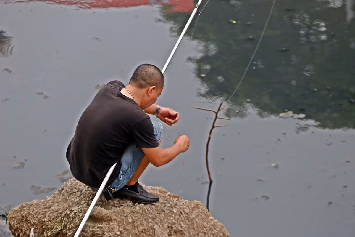 Tai sao nguoi dan ong cau ca tren song To Lich lam ca Ha Noi xon xao?-Hinh-3