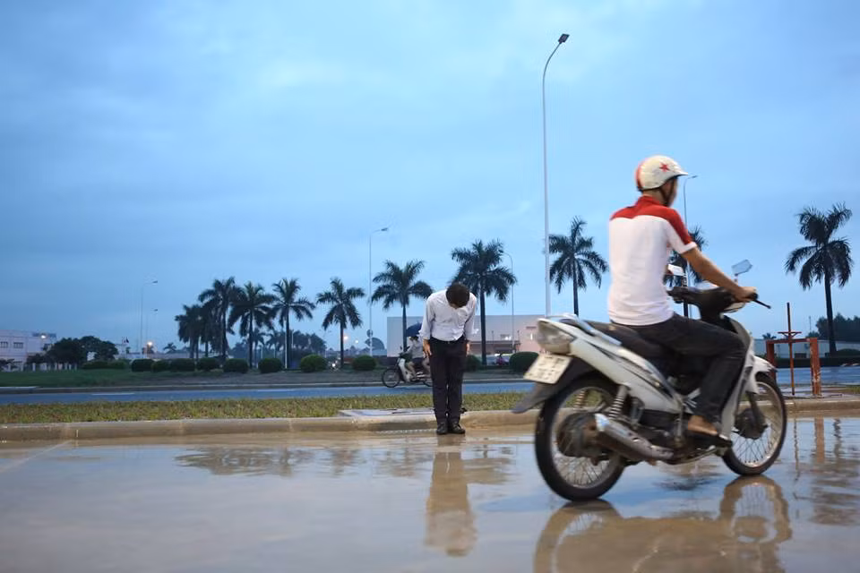 Hình ảnh này sau đó được người dân và báo chí ghi lại. Nhiều người dân tỏ ra thích thú và tò mò nên lượng khách đến đổ xăng tại đây rất đông. Nhiều khách hàng cho rằng, ông chủ hãng xăng Nhật Bản đã dạy các doanh nghiệp Việt Nam về cách làm dịch vụ và thái độ phục vụ, văn hóa phục vụ khách hàng.