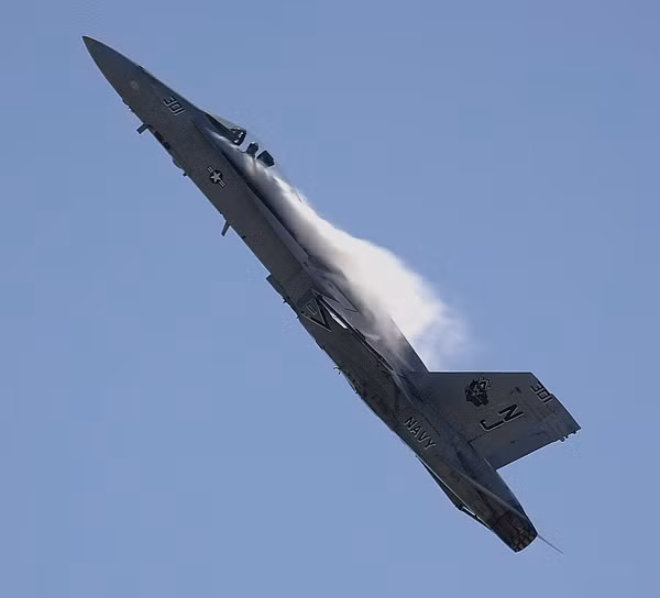 F-18 có tốc độ tối đa Mach 1,8. Nó có thể mang nhiều loại bom và tên lửa, gồm cả tên lửa không đối không và không đối đất cùng một pháo M61 Vulcan 20 mm. Máy bay sử dụng hai động cơ turbin cánh quạt General Electric F404 giúp nó có một tỷ lệ lực đẩy trên trọng lượng cao. Ảnh: Wiki.