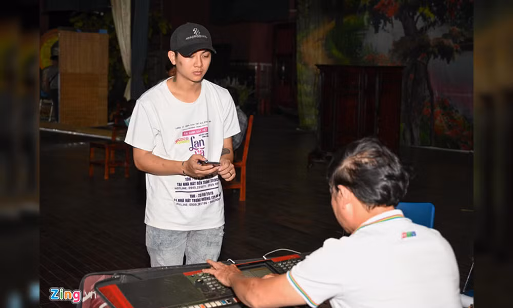 Từng được học cách hát cải lương khi thi Gương mặt thân quen nên Hoài Lâm không khó khăn để bắt nhịp với các bậc tiền bối. Nam ca sĩ cho biết anh trở lại với công việc một phần vì áp lực kinh tế, làm trụ cột gia đình. Hiện, Hoài Lâm đã có hai con gái với người yêu Bảo Ngọc.