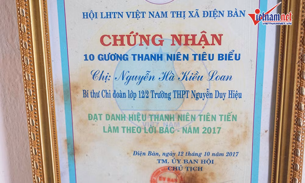Những tấm bằng khen cũng được người đẹp đóng khung và treo cẩn thận trên tường. Kiều Loan đang theo học tại trường Đại học kinh tế Đà Nẵng và vẫn sống cùng bố mẹ trong căn nhà này.