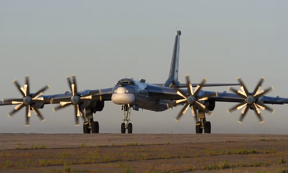 Là một máy bay ném bom chiến lược tầm xa, TU-95MS có chiều dài 49,5m với sải cánh 51,1m và cần tới ê-kíp 7 người điều khiển, trong đó có 2 phi công, một pháo thủ đuôi và 4 người khác. Được trang bị 4 động cơ cánh quạt Kuznetsov, tầm bay của Tu-95MS lên tới 15.000 km, trần bay 12.000 m, với tốc độ tối đa 925 km/h. Ảnh: Marina Lystseva.