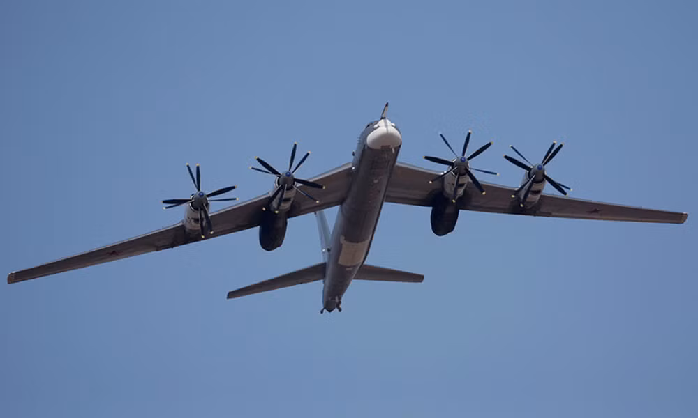 "Hai máy bay ném bom chiến lược TU-95MS, thuộc biên chế của lực lượng Không quân Nga đã thực hiện một chuyến bay tầm xa mang tên lửa, theo đúng lịch trình trên không phận thuộc vùng biển Na Uy, Biển Barents và biển Bắc", đây là nội dung chính được tuyên bố trong bản thông báo của Bộ Quốc phòng Nga. Ảnh: Anton Denisov - RIA.