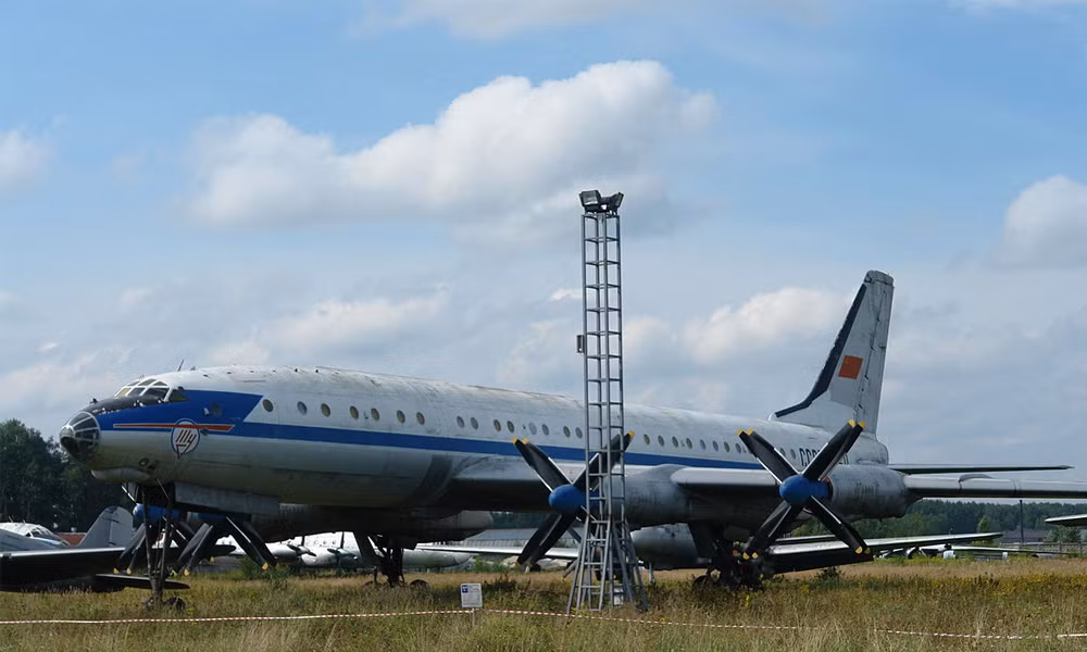 Thậm chí, TU-95 còn có một biến thể chở khách mang tên TU-114. Với sức chứa từ 120 tới 220 hành khách, TU-114 là máy bay dân dụng lớn nhất thập niên 1950. Dù chỉ là máy bay trang bị động cơ cánh quạt, nhưng sức mạnh của TU-114 gần tương đương tốc độ của các máy bay động cơ phản lực, khiến các nước phương Tây phải ngỡ ngàng. Ảnh: Bernhard Gröhl. 