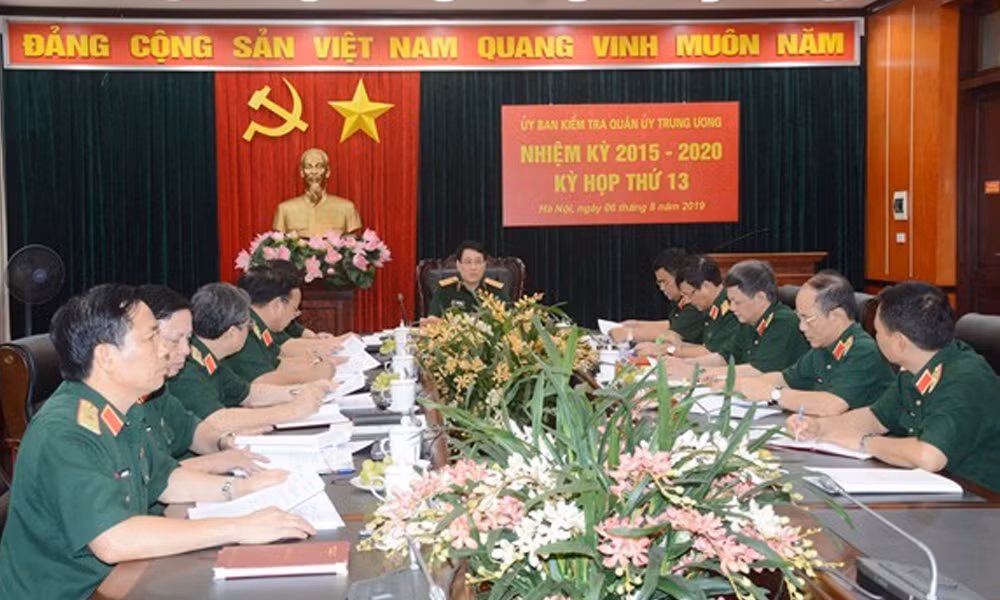 Uy ban Kiem tra Quan uy Trung uong tuoc danh hieu 7 quan nhan