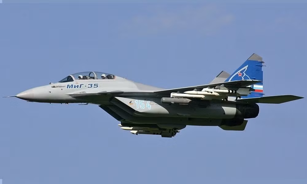 Tư lệnh Sergei Dronov cũng cho biết MiG-35 dự kiến cũng sẽ được phía Nga nghiệm thu chứng nhận vào cuối năm 2021. Tướng chỉ huy Không quân Nga chia sẻ: cả hai mẫu thử nghiệm tiêm kích Su-57 và MiG-35 này đều được coi là những nâng cấp rất đáng giá về mặt kinh tế, giúp tiết kiệm ngân sách quốc phòng. Ảnh: Yandex news.