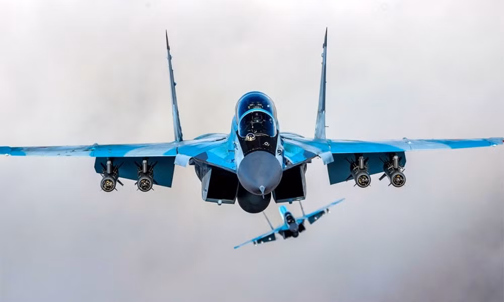 Giá thành sản xuất của hai mẫu tiêm kích chiến đấu này đều rẻ hơn các mẫu máy bay Su-30SM và Su-35S hiện đang trong biên chế quân đội Nga. Đó là còn chưa kể tới, chi phí vận hành tính theo mỗi giờ bay của cả hai mẫu tiêm kích thế hệ mới này đều rẻ hơn khoảng 1,5 lần so với các mẫu máy bay hiện hành. Ảnh: RG.ru.