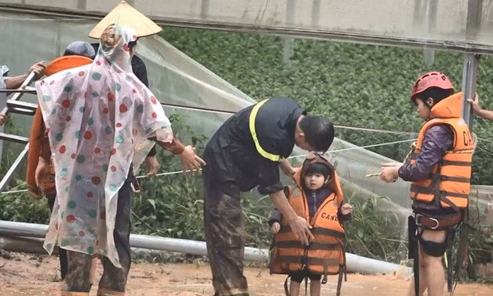 Trận lũ lụt quét qua bất ngờ tại Tây Nguyên gây ra nhiều thiệt hại nghiêm trọng. Tuy nhiên, lực lượng chức năng đã có mặt và cùng người dân khắc phục hậu quả. Trong ảnh là một em bé đang được chiến sĩ công an cho mặc áo phao.