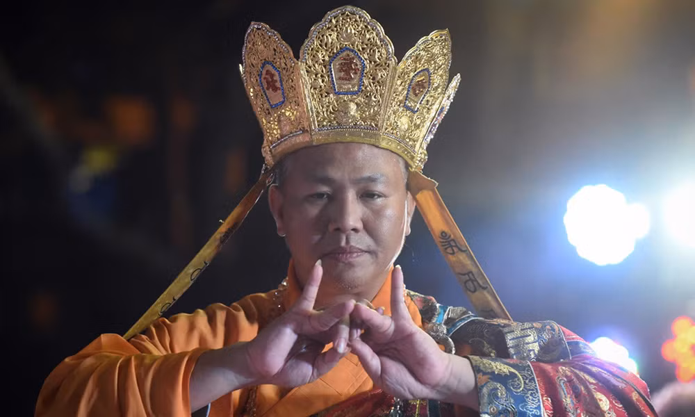 Nhà sư thủ ấn bắt quyết trên đàn Mông sơn thí thực. 