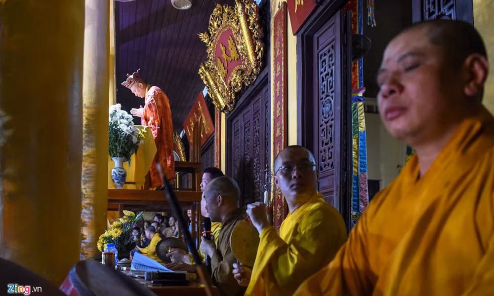 Khóa lễ diễn ra trong tiếng âm nhạc Phật giáo do chư tăng chùa Quán Sứ thể hiện. 
