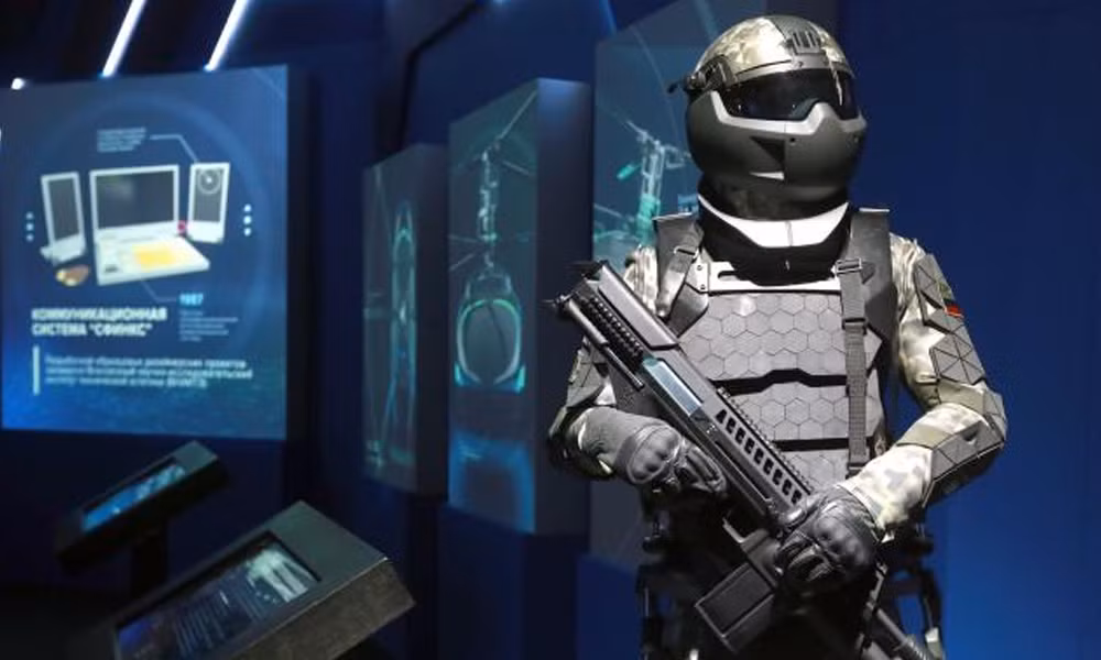 Bộ giáp phong cách chiến binh "Robocop" này được tích hợp sẵn pin bên trong, đảm bảo hoạt động của người lính trong suốt 24 giờ liên tục, bất chấp các loại môi trường khắc nghiệt nhất. Ảnh: Thetimes.co.uk.