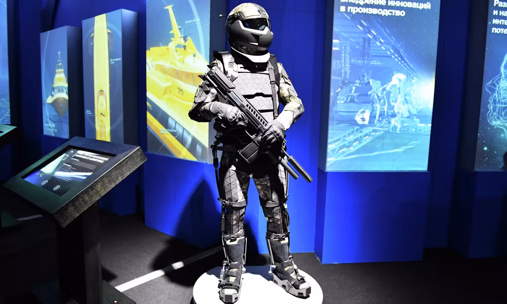 Theo nhiều tin đồn, bộ Ratnik-3 có tới 51 món trang thiết bị với rất nhiều các tính năng công nghệ cao: giáp chống đạn chủ động, kính quan sát dẫn đường tự động, giày chống mìn, lớp bảo vệ chống phóng xạ và các loại vũ khí hóa sinh. Ảnh: Life.ru.