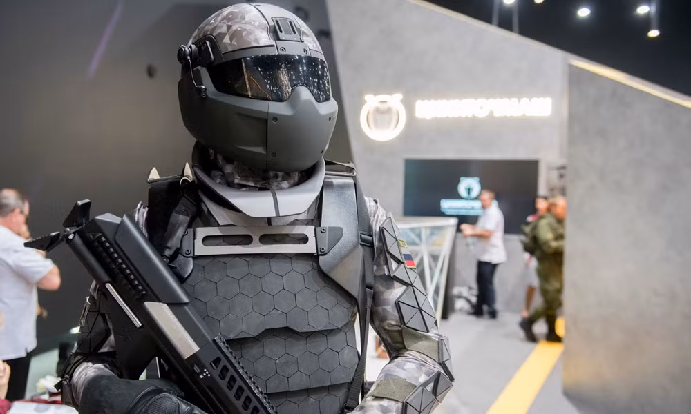 Ratnik vốn được biết đến là một hệ thống chiến đấu bộ binh tương lai của Nga. Nó được thiết kế để cải thiện khả năng kết nối và hiệu quả chiến đấu của nhân viên chiến đấu trong Lực lượng Vũ trang Nga. Bộ quân trang chiến binh Ratnik thế hệ 1 và 2 của Nga đã quá nổi tiếng. Một bộ Ratnik-2 đầy đủ bao gồm khoảng 40 món dụng cụ, thiết bị bảo vệ và hỗ trợ sự sống. Ảnh: Rostec.