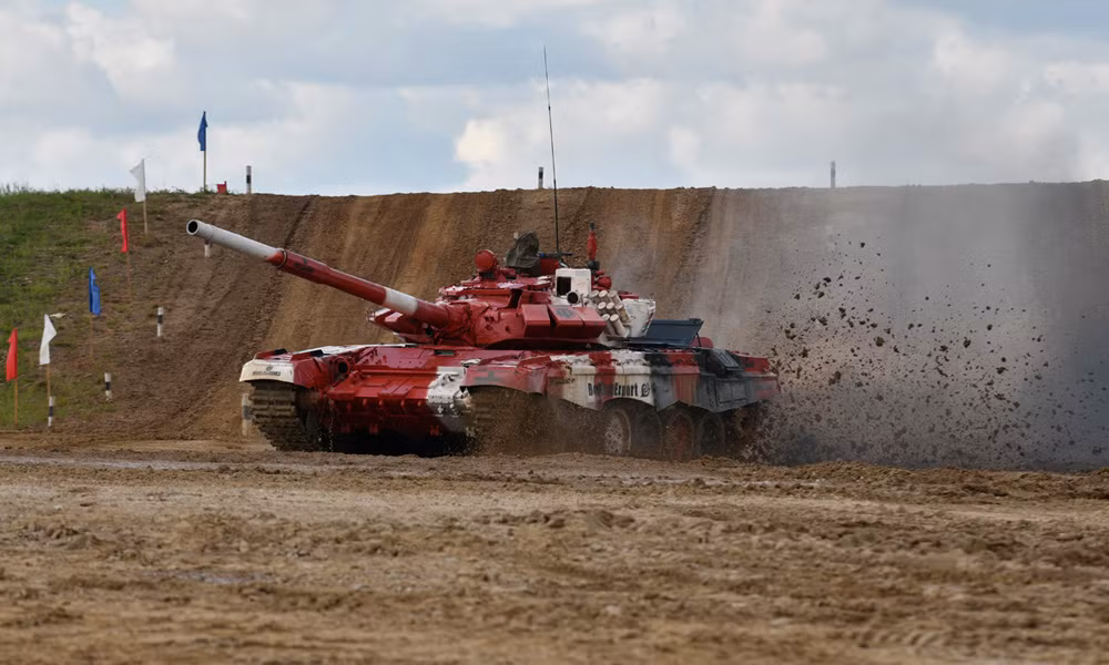 Chiến tăng T-72B3 được trang bị động cơ V-92S2F với sức mạnh tương đương 1.130 sức ngựa, đi kèm các hệ thống truyền động đồng bộ. So với thế hệ T-72B tiêu chuẩn với động cơ dầu diesel sức mạnh chỉ 730 sức ngựa, đây là một cải tiến mang tính cách mạng. Ảnh: Bộ Quốc phòng Nga. 