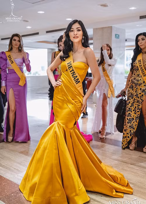 "Do quay phim livestream thấy tôi có năng lượng, luôn vui tươi, mang nhiều câu chuyện cười cho mọi người nên đã đưa máy quay đến tôi để giao lưu cùng khán giả. Thật ra, tôi cũng có tính hơi tăng động nên khi có thí sinh đang livestream mà thân với mình, tôi muốn chạy vào để đùa vui với họ và tranh thủ nói vài câu, chỉ có vậy thôi", Kiều Loan chia sẻ trên Vietnamnet.