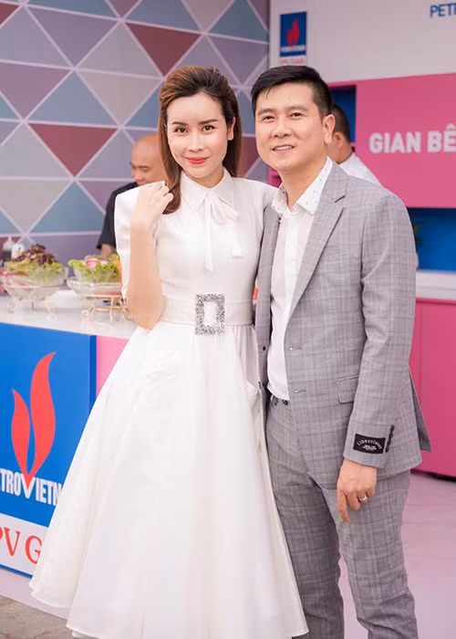 Nữ ca sĩ sánh đôi bên chồng trong một sự kiện mới đây.