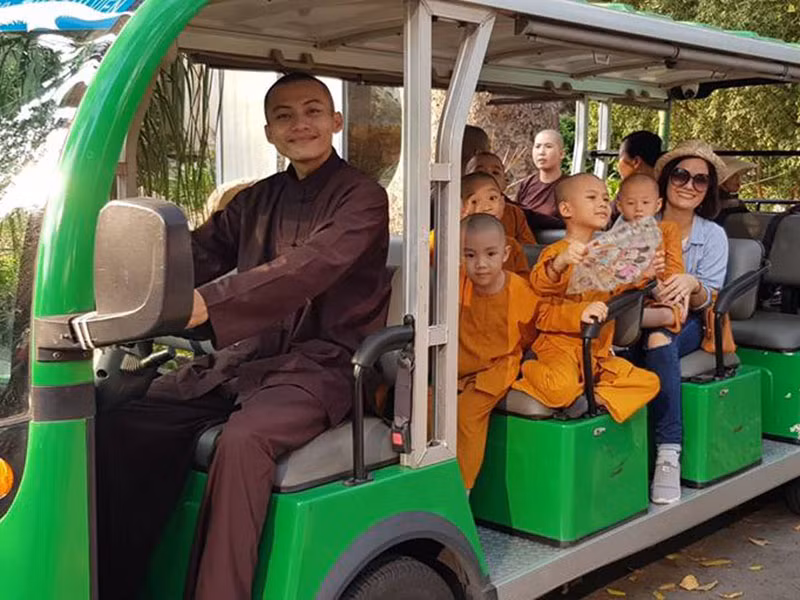 Cuộc sống của 5 chú tiểu dù thiếu thốn vật chất nhưng luôn tràn ngập tiếng cười và sự bình yên.