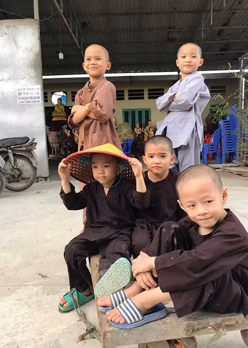 Được biết, các sư thầy luôn tạo điều kiện để các chú tiểu nhóm Bồng Lai có đời sống tinh thần tốt nhất.