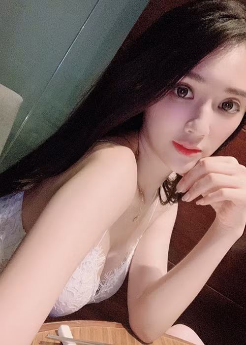 Tử Hàm sinh năm 1995, sở hữu gương mặt xinh đẹp, vóc dáng gợi cảm cùng gu thời trang hở bạo.