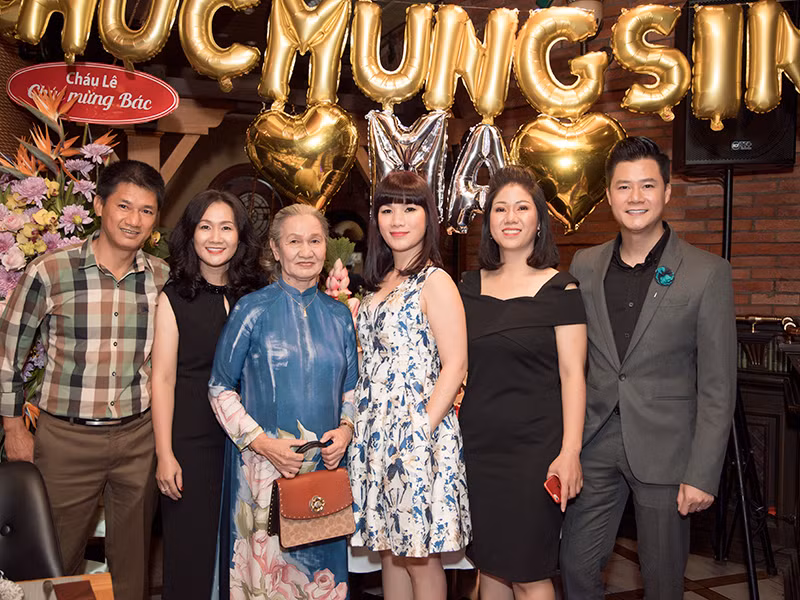 "Mẹ an tâm nhé, chúng con sẽ luôn gần gũi bên mẹ. Chúng con chỉ mong mẹ vui cười an nhiên với cuộc sống và mãi bên con cháu. Chúc sinh nhật mẹ yêu thương", Quang Dũng viết trên trang cá nhân vào ngày sinh nhật mẹ.