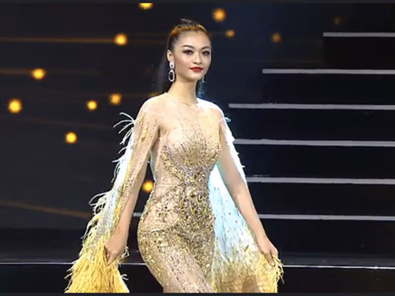 Kiều Loan tự tin catwalk trên sân khấu bán kết. Ảnh: Zing