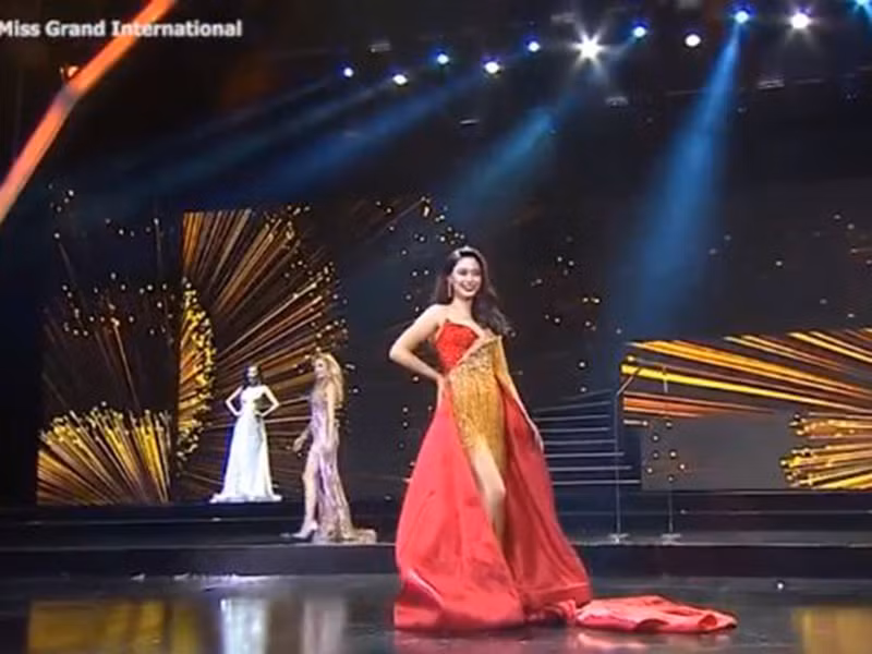 Đại diện Latvia trong bán kết cũng gây chú ý khi quên bài. Theo kịch bản, cô sẽ giới thiệu bản thân sau đại diện Nhật Bản. Tuy nhiên, người đẹp đến từ Latvia trình diễn khá sớm. Ảnh: Vietnamnet