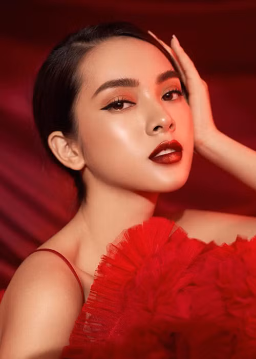Nhiều khán giả cho rằng nữ chính MV "Tự Tâm" có gương mặt hao hao Hoa hậu Tiểu Vy.