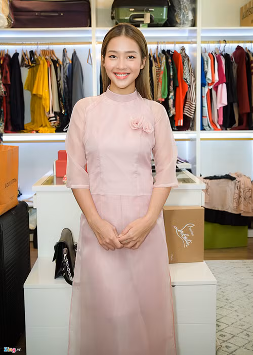 Khả Ngân bất ngờ góp mặt trong dàn phù dâu. Ảnh: Zing