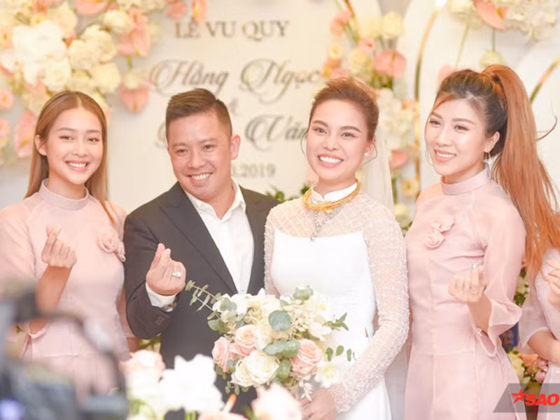 Khả Ngân và Trang Pháp diện áo dài voan màu hồng nhạt tươi rói bên cô dâu chú rể. Ảnh: Saostar