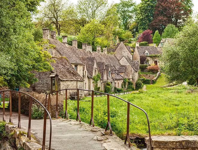 Bibury nằm ở vùng Cotswold, cạnh dòng sông Coln thơ mộng. Nơi đây nổi tiếng với những căn nhà bằng đá sa thạch cổ kính tồn tại suốt hàng trăm năm.