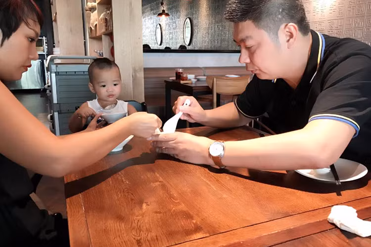 Ông xã của Thái Thùy Linh cũng giúp vợ chăm sóc các con.