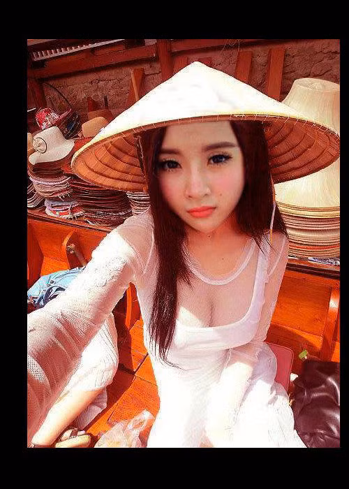Khán giả từng nhức mắt trước hình ảnh Angela Phương Trinh mặc áo dài voan xuyên thấu khoe vòng một gợi cảm. Ảnh: Dân Việt