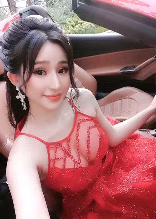 Khi dự sự kiện hay ở đời thường, vợ cũ của Hồ Quang Hiếu đều chuộng váy áo khoe triệt để lợi thế ngoại hình.