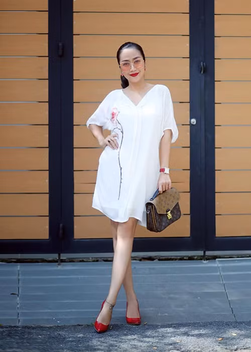 Khi xuất hiện trước khán giả, nữ MC chọn phong cách thanh lịch.