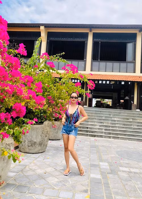 Bà mẹ 3 con lựa chọn trang phục trẻ trung ngoài đời thường.
