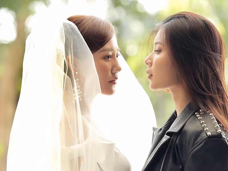 Đóng MV mới, Văn Mai Hương khiến khán giả bất ngờ khi tự tin diễn cảnh tình cảm với Đồng Ánh Quỳnh.
