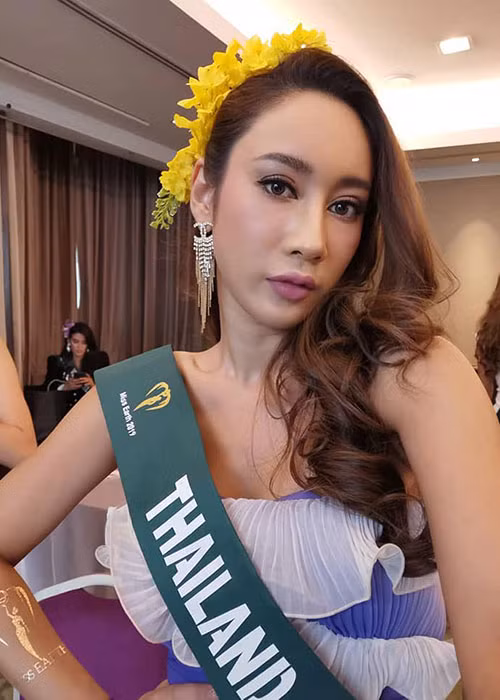 Đại diện Thái Lan tại Hoa hậu Trái đất 2019 còn vướng một số ồn ào khác ngoài lùm xùm dao kéo.