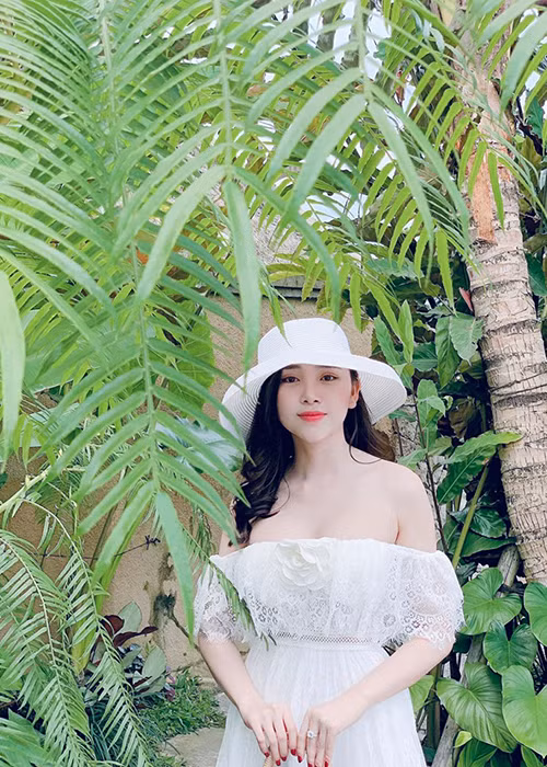 Số đông cư dân mạng cho rằng hành động của Hoa khôi Lương Lê trong gameshow là phản cảm. Một số người còn đặt nghi vấn hot girl này chỉ muốn gây chú ý.
