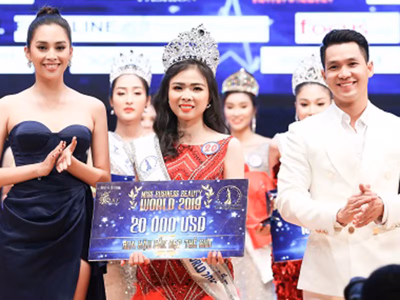 Hai người đẹp vượt mặt Ngân 98 là doanh nhân Thái Phượng và Đỗ Hồng Lam với danh hiệu hoa hậu và á hậu 1. Ảnh: Vnmedia
