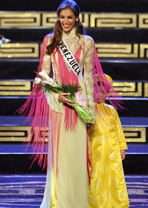 Tại cuộc thi Hoa hậu Hoàn vũ Thế giới 2008 tổ chức tại Việt Nam, Dayana Mendoza đoạt danh hiệu "Duyên dáng áo dài Việt Nam" . Ảnh: Khỏe và đẹp