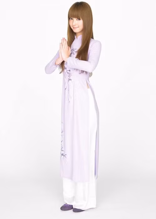 Người đẹp xứ sở hoa anh đào Nozoki Sasaki cũng từng mặc áo dài lấy lòng khán giả Việt Nam. Ảnh: Khám phá