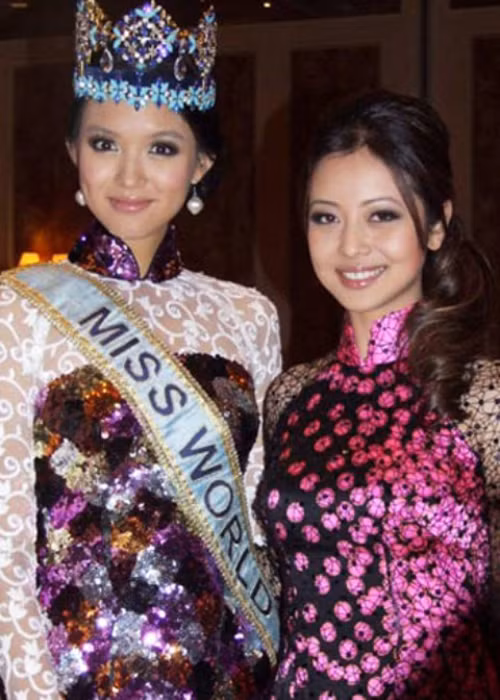 Hoa hậu Thế giới 2007 Trương Tử Lâm từng đọ vẻ duyên dáng cùng Jennifer Phạm khi mặc áo dài. Ảnh: Ngôi sao